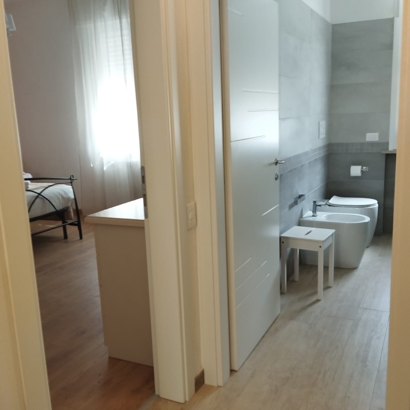 Il bagno riservato alla Stanza Alba, visto dal corridoio