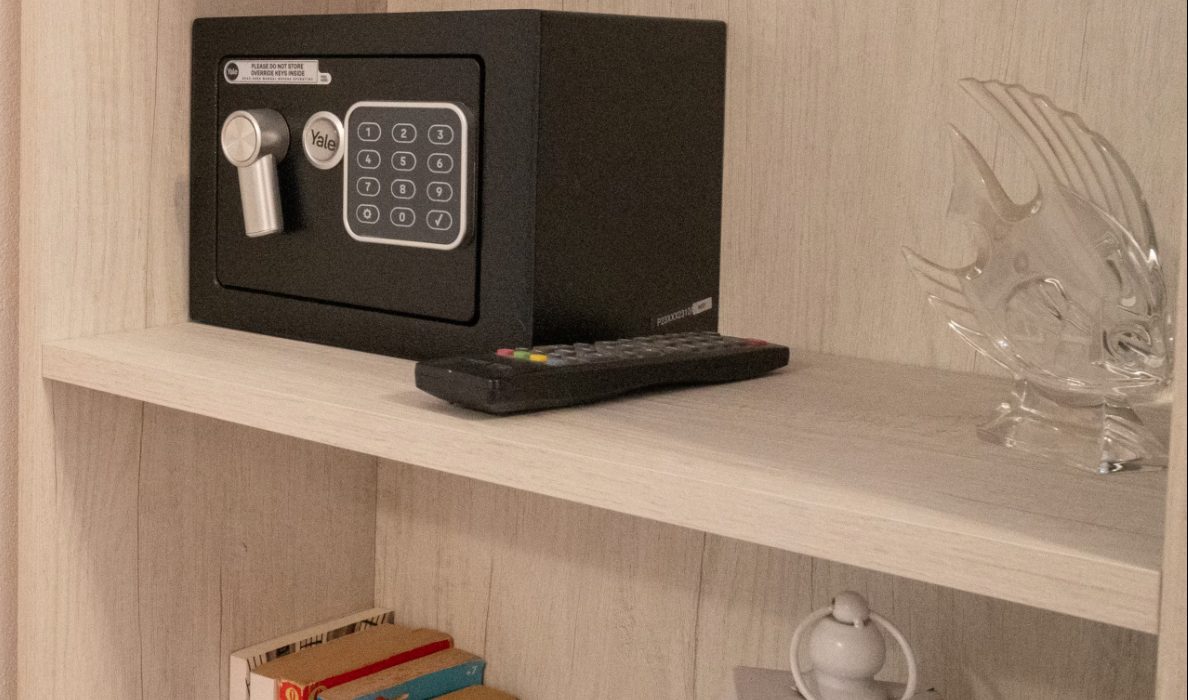 La cassaforte a scomparsa nascosta tra i libri sugli scaffali del salone