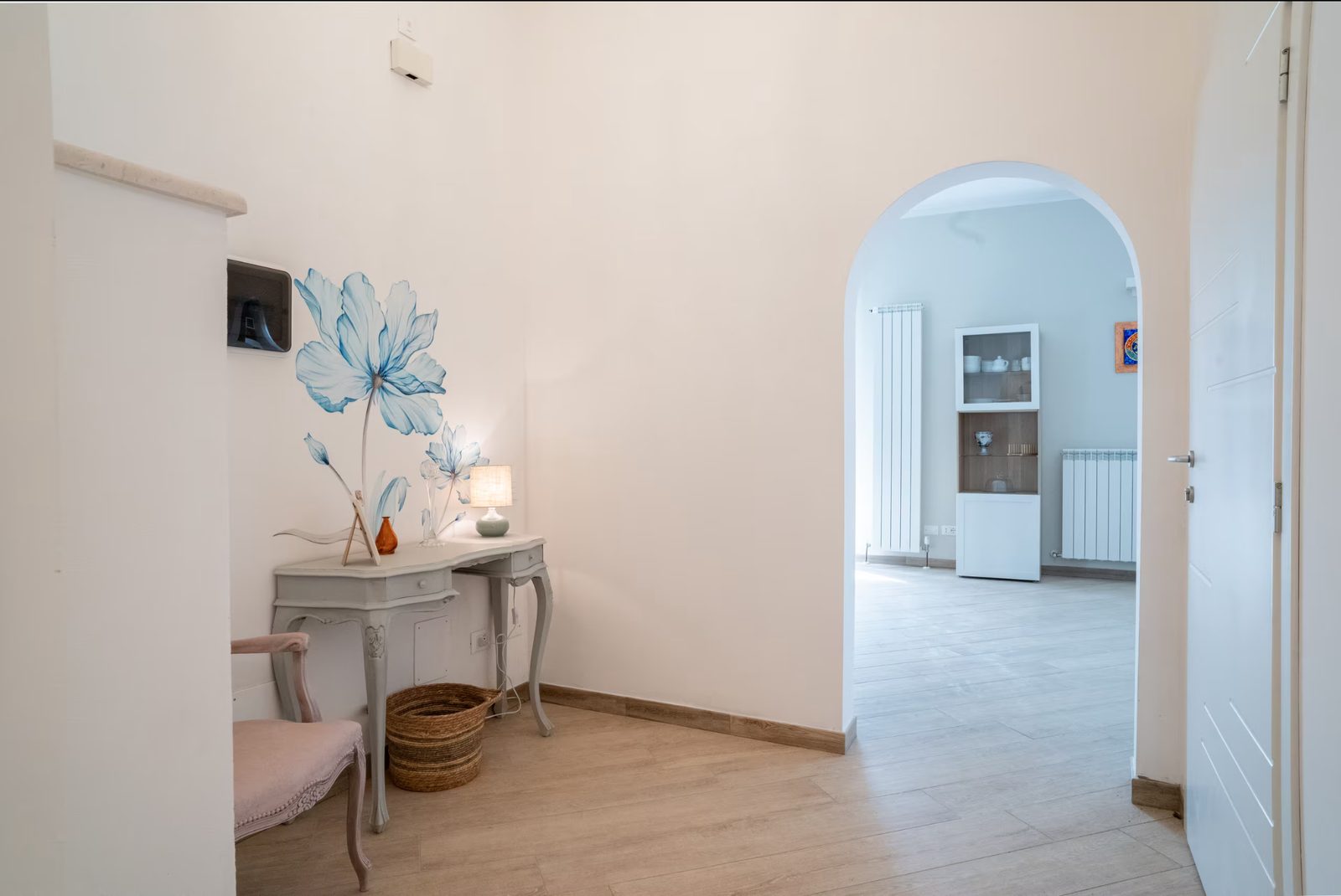 L'ingresso con l'arco in muratura e la console in legno