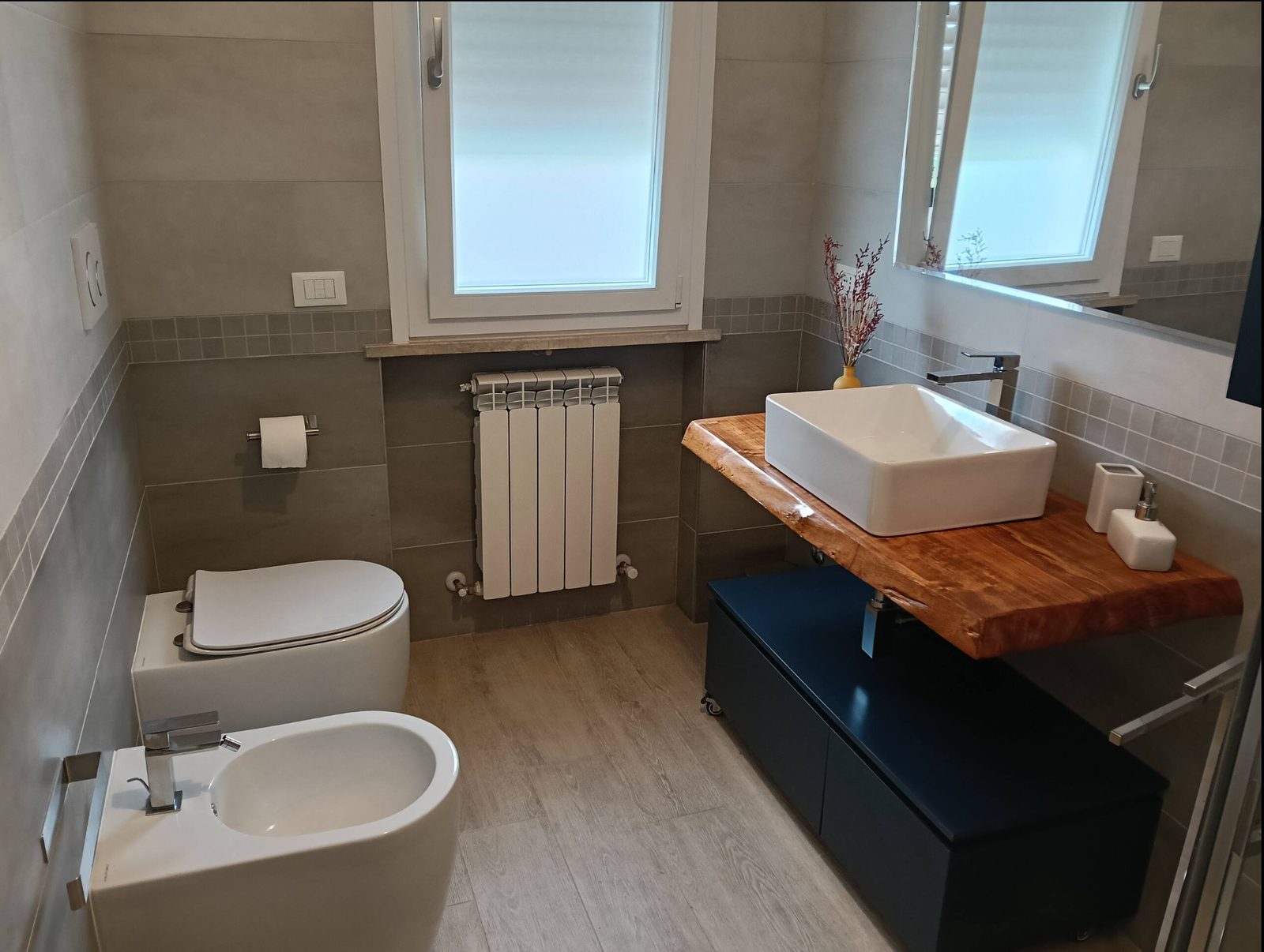 Il bagno privato della Stanza Alba, con lavabo e sanitari