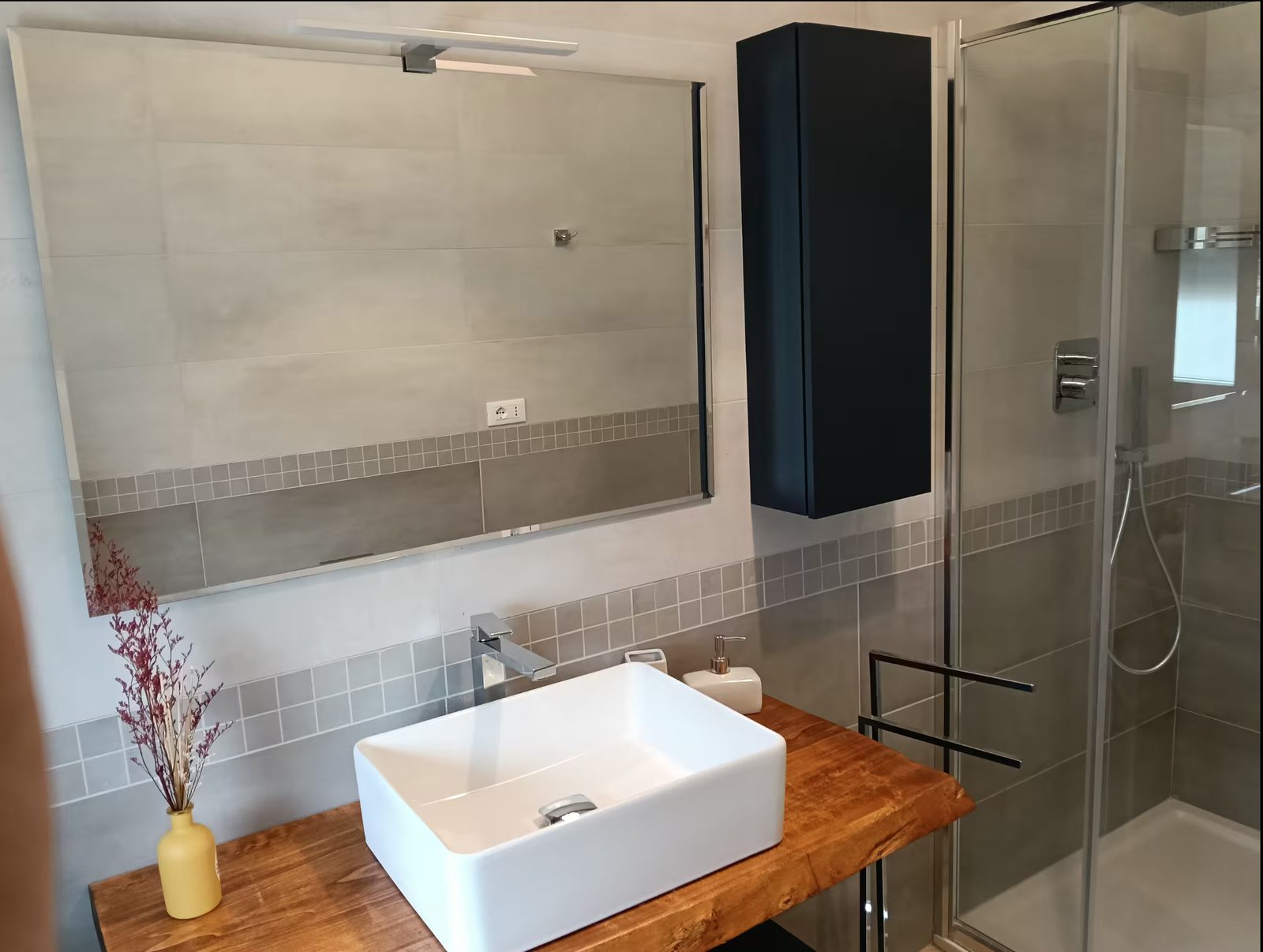 La doccia del bagno privato della Stanza Alba
