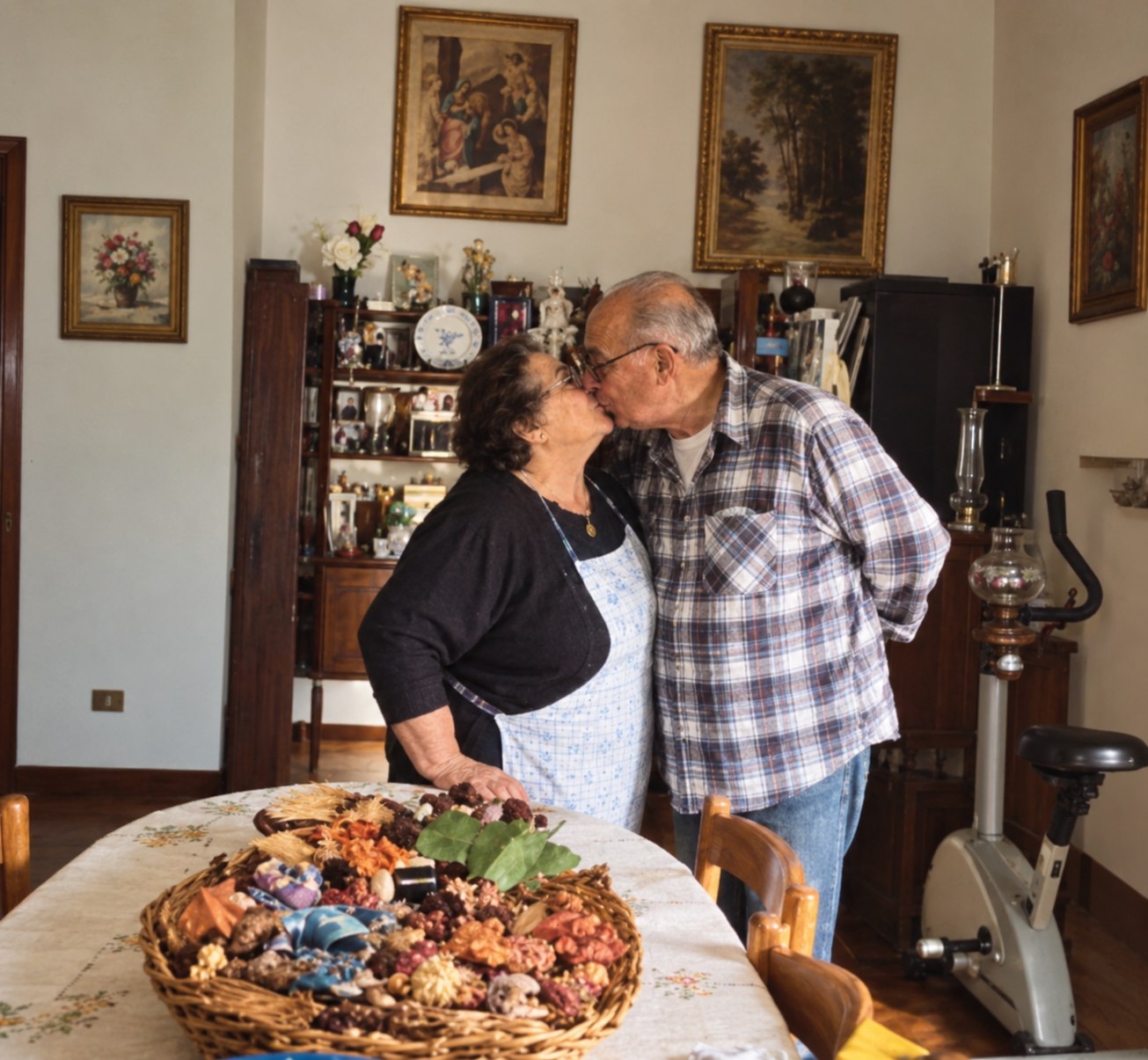 Erminio e Rina si baciano in piedi davanti al tavolo di casa